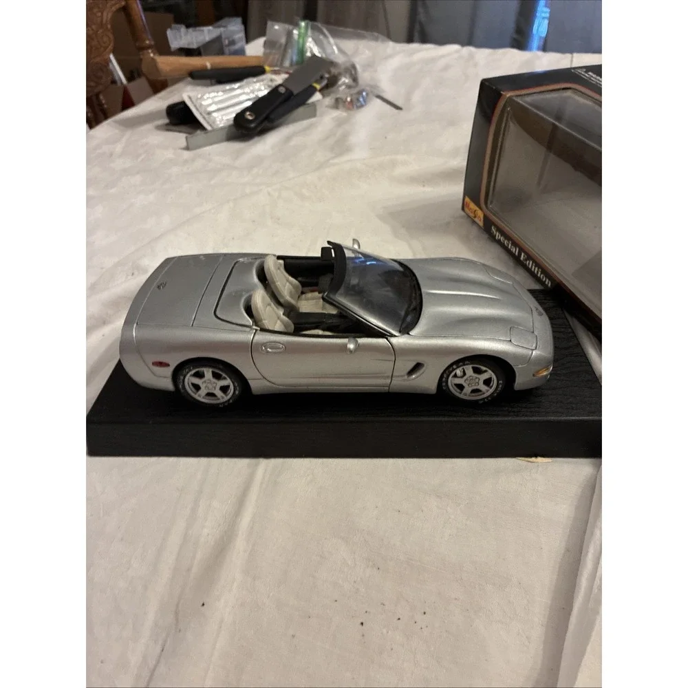 MAISTO 1998 CHEVROLET CORVETTE CONVERTIBLE SILVER SPECIAL EDITION 1:18 In Box
